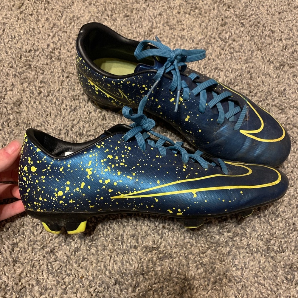 size 7.5 Women’s Soccer cleats